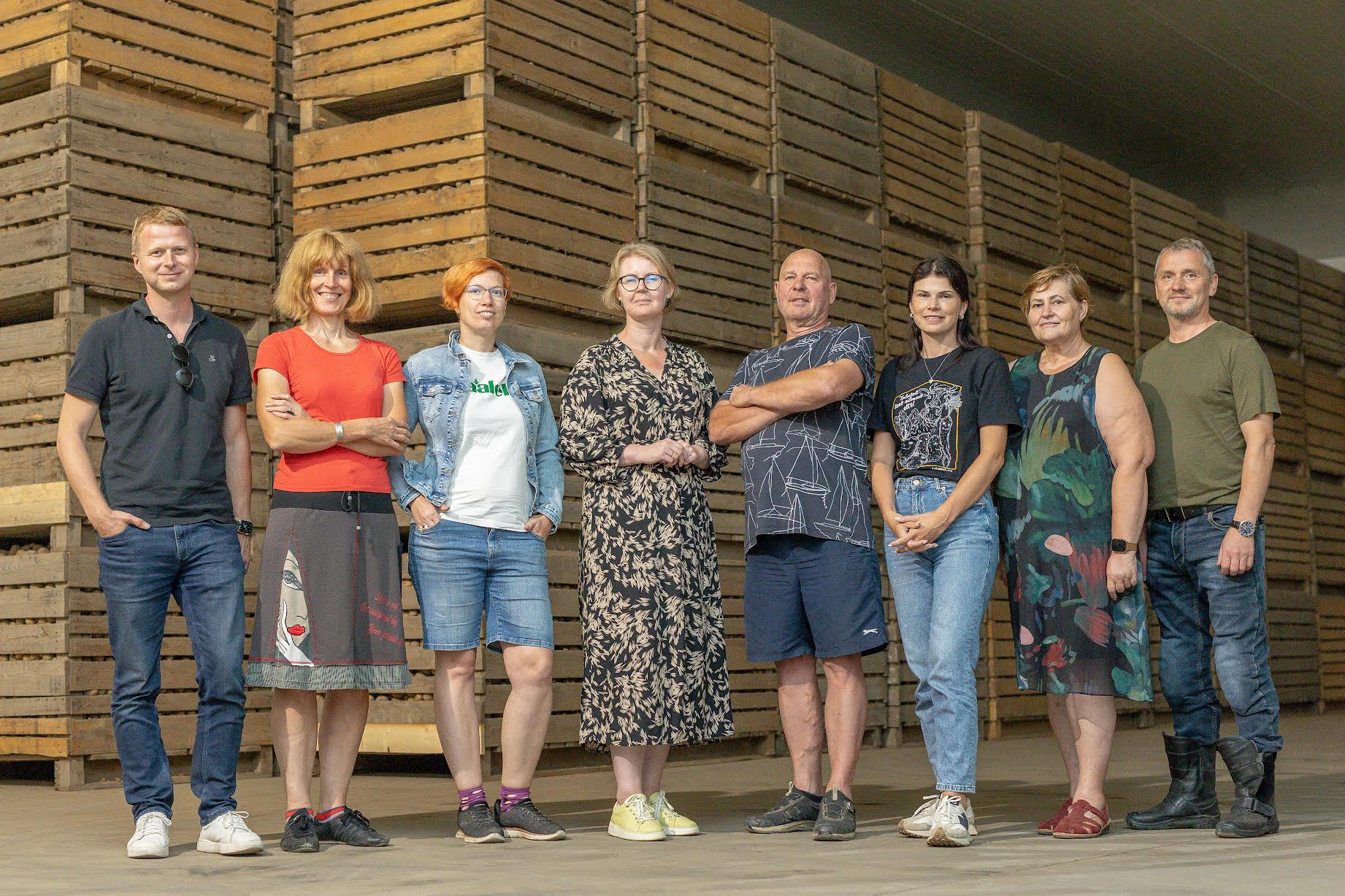 Andres Jaaska Pistimäe talu peremees (fotol paremalt neljas) koos hindamiskomisjoniga (vasakult) Coop Eesti kommunikatsioonijuht Martin Miido, regionaal- ja põllumajandusministeeriumi esindaja Eike Lepmets, Maalehe esindaja Marju Reitsak, Postimees Maa Elu esindaja Kadri Suurmägi, Eestimaa Talupidajate Keskliidu juhatuse liige Kerli Ats, Taluliidu nõukogu liige Marika Parv ja Maaelu Edendamise Sihtasutuse juht Meelis Annus. FOTO: Aigar Nagel